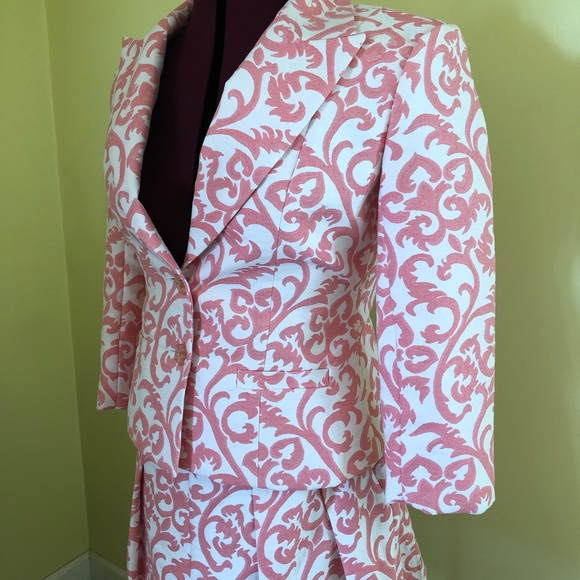 Chic feminine skirt suit - Picture 3 of 11